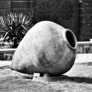 photo d'un qvevri en noir et blanc