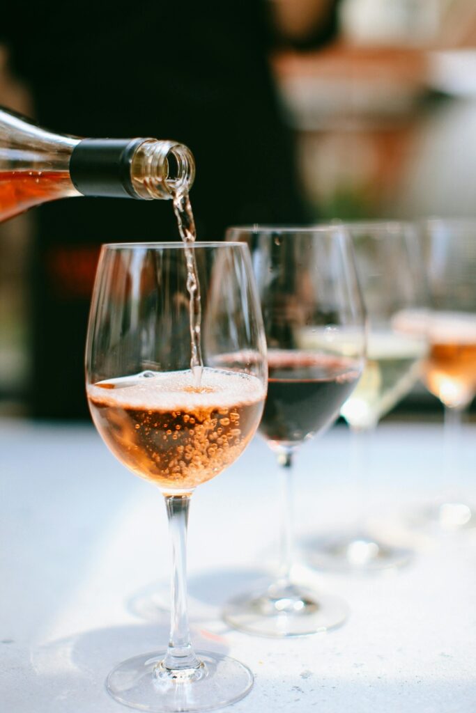 Une bouteille servant plusieurs verres de vin orange géorgien